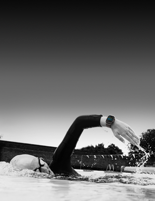Swimmer tracks workout on Apple Watch Ultra 3